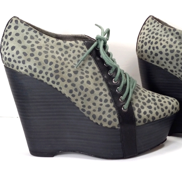 GREY CITY Pale Green Black Spotted Suede Lace-Up Stacked Platform Wedges EUC - Picture 14 of 16